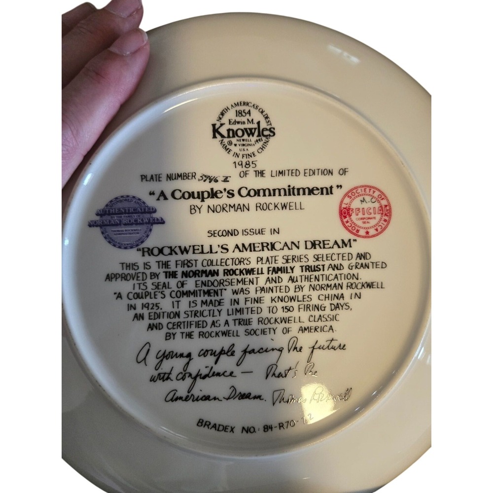 The numbered collectors plate "Love's Reward" depicts a 50th wedding anniversary - Picture 2 of 2